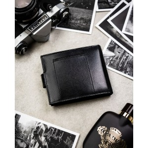 Portfel męski ze skóry naturalnej w czarnym kolorze zamykany na zatrzask, w zestawie z brelokiem - Peterson