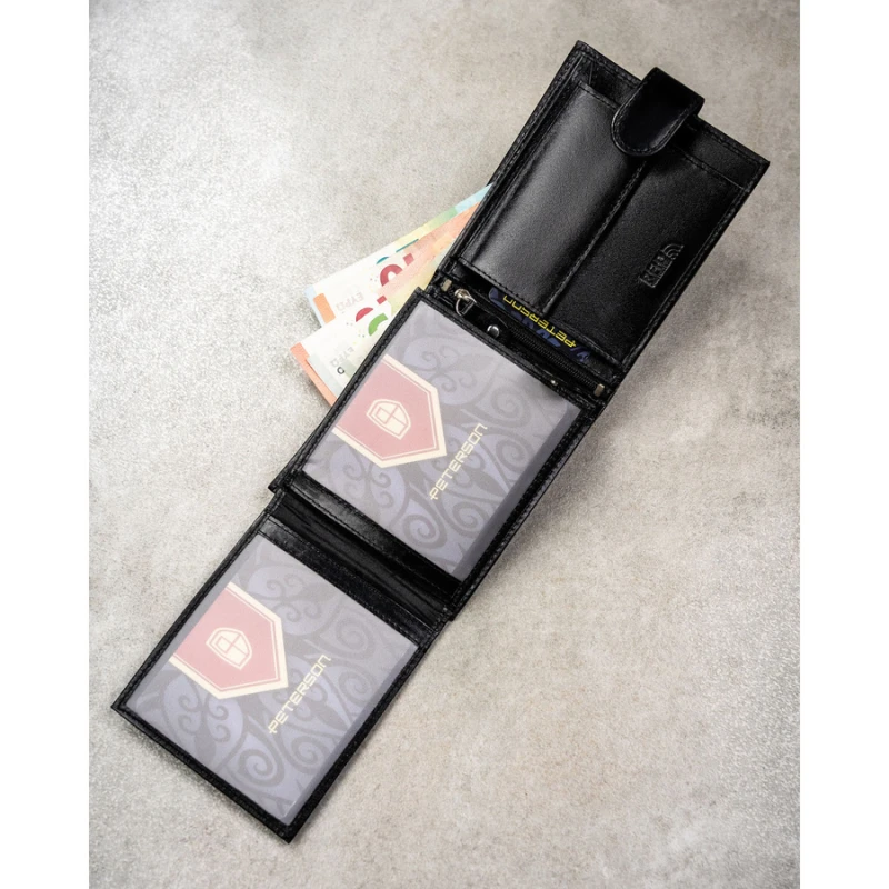 Portfel męski ze skóry naturalnej w czarnym kolorze zamykany na zatrzask, w zestawie z brelokiem - Peterson