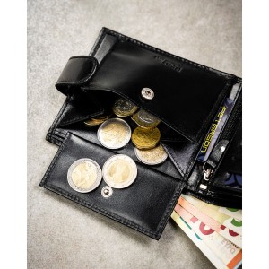 Portfel męski ze skóry naturalnej w czarnym kolorze zamykany na zatrzask, w zestawie z brelokiem - Peterson