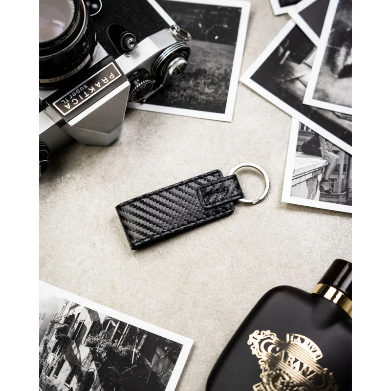 Portfel męski ze skóry naturalnej w czarnym kolorze zamykany na zatrzask, w zestawie z brelokiem - Peterson