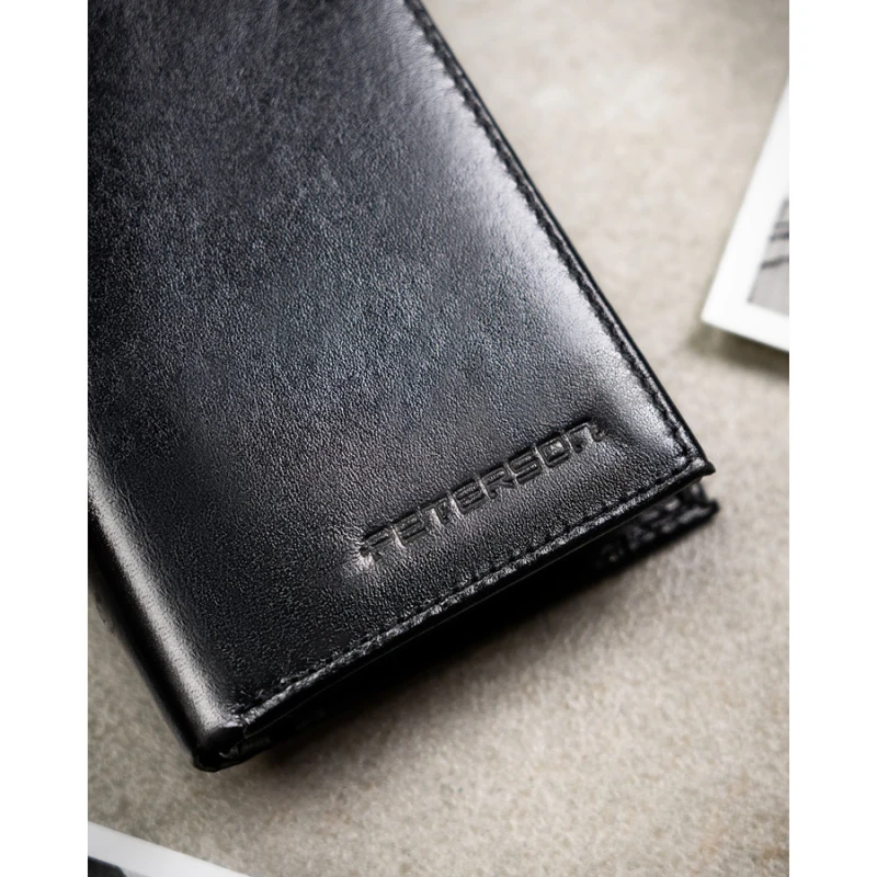 Elegancki portfel męski ze skóry naturalnej w czarnym kolorze w zestawie z brelokiem - Peterson