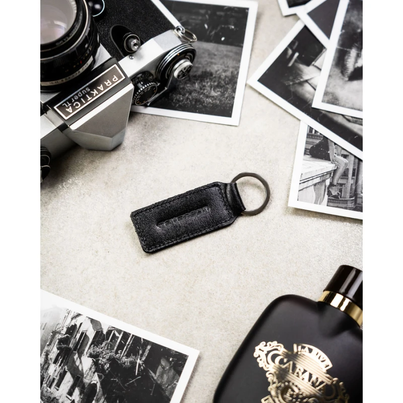Elegancki portfel męski ze skóry naturalnej w czarnym kolorze w zestawie z brelokiem - Peterson