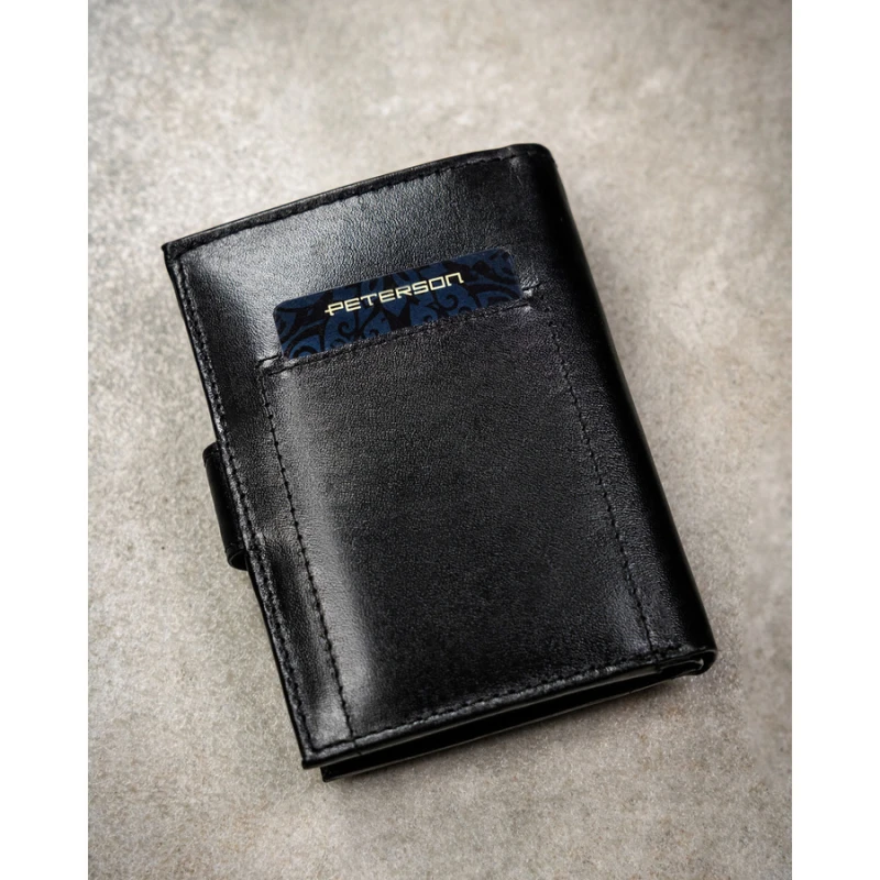 Elegancki portfel męski ze skóry naturalnej w czarnym kolorze zamykany zatrzaskiem, w zestawie z brelokiem - Peterson