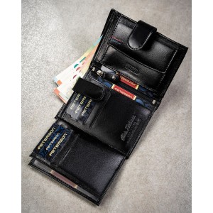 Elegancki portfel męski ze skóry naturalnej w czarnym kolorze zamykany zatrzaskiem, w zestawie z brelokiem - Peterson