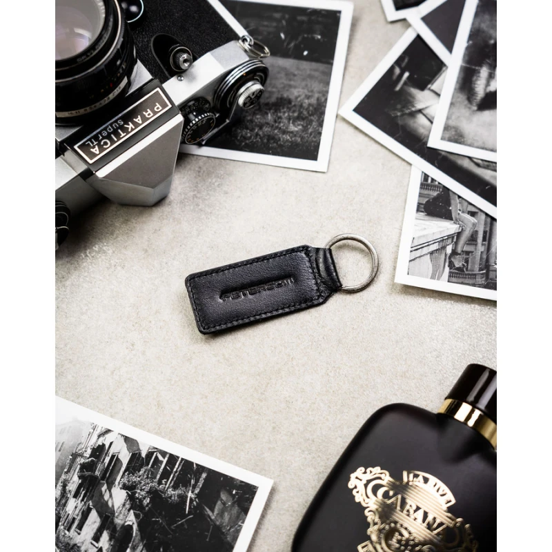 Elegancki portfel męski ze skóry naturalnej w czarnym kolorze zamykany zatrzaskiem, w zestawie z brelokiem - Peterson