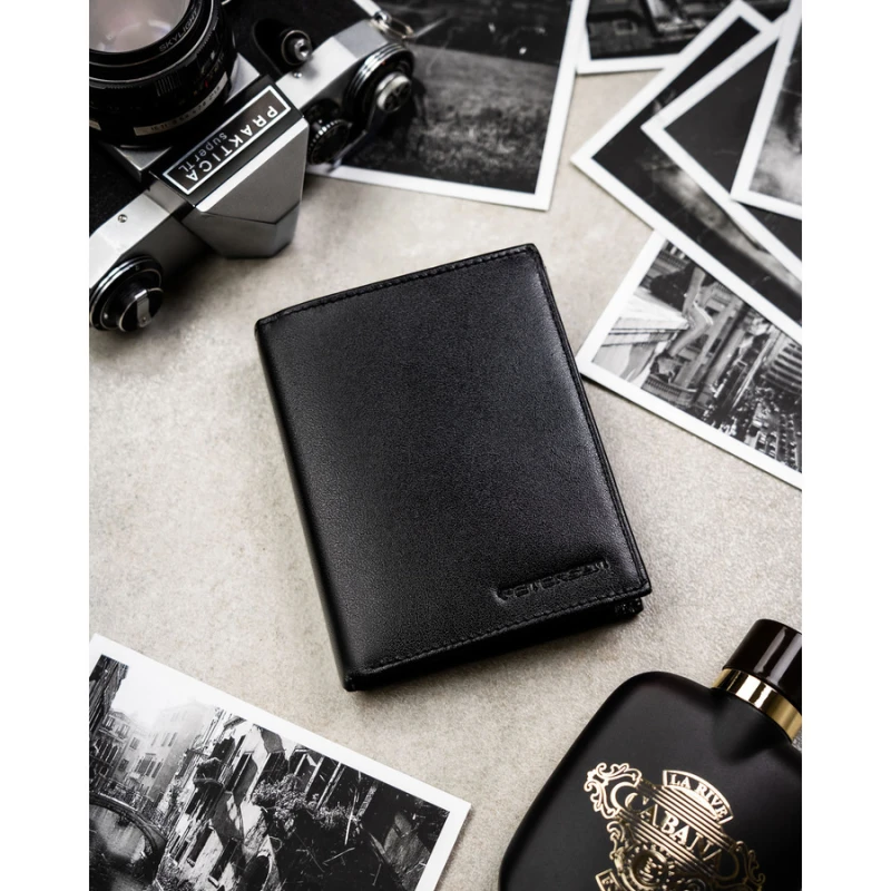 Portfel męski ze skóry naturalnej w czarnym kolorze z systemem RFID i w zestawie z brelokiem - Peterson