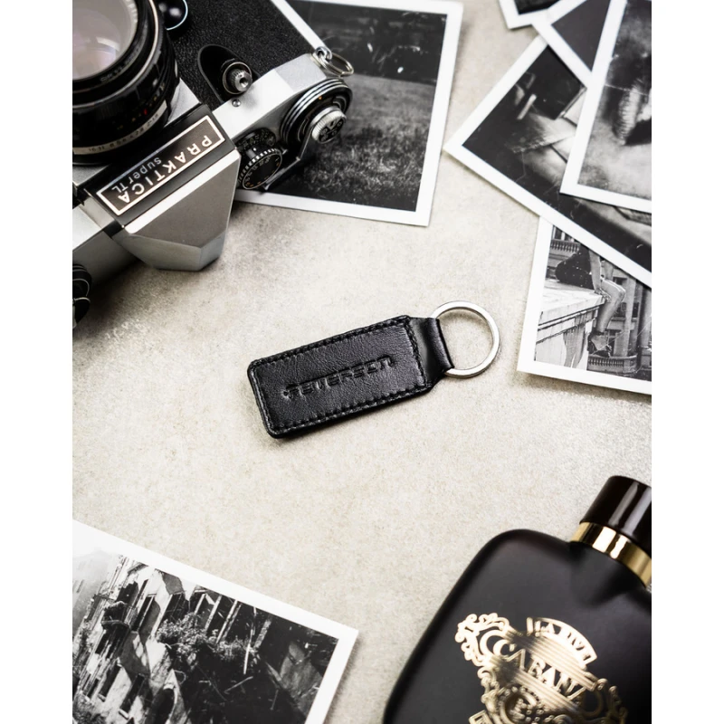 Portfel męski ze skóry naturalnej w czarnym kolorze z systemem RFID i w zestawie z brelokiem - Peterson