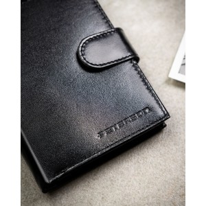 Portfel męski ze skóry naturalnej w czarnym kolorze z systemem RFID i w zestawie z brelokiem - Peterson