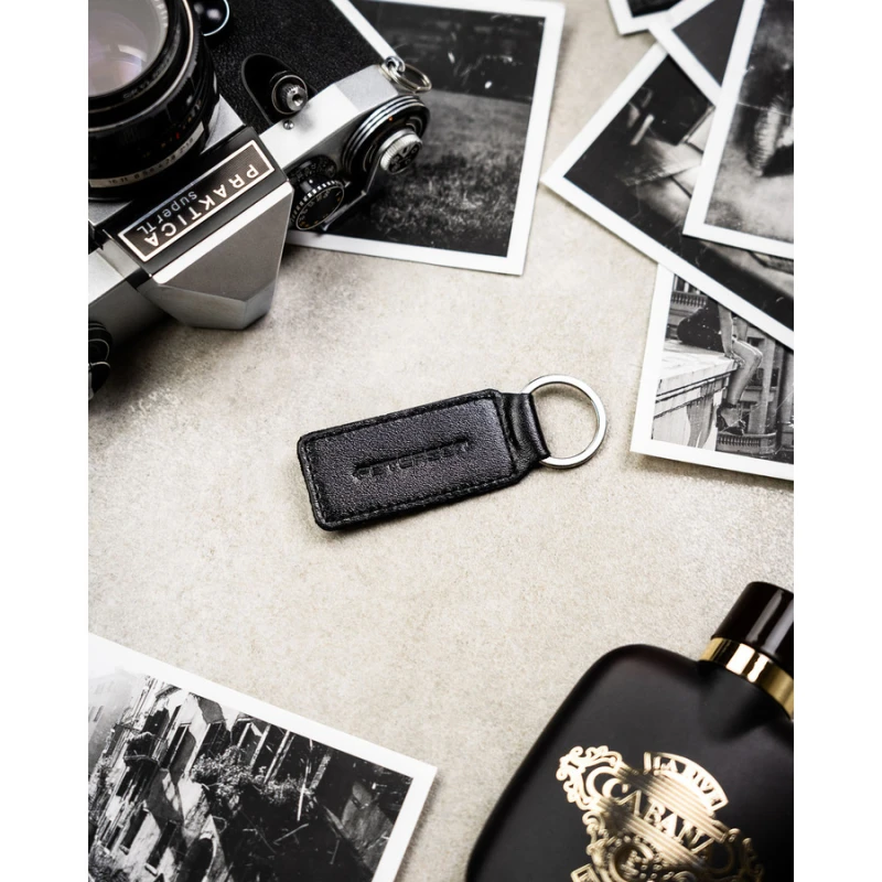 Portfel męski ze skóry naturalnej w czarnym kolorze z systemem RFID i w zestawie z brelokiem - Peterson