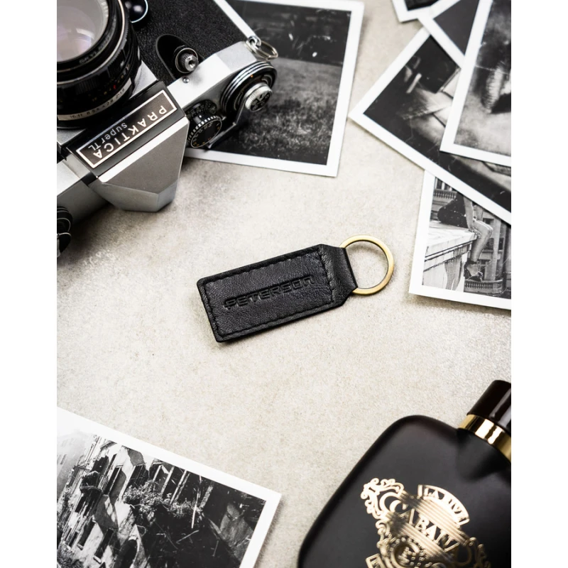 Poziomy portfel męski ze skóry naturalnej w czarnym kolorze w zestawie z brelokiem - Peterson
