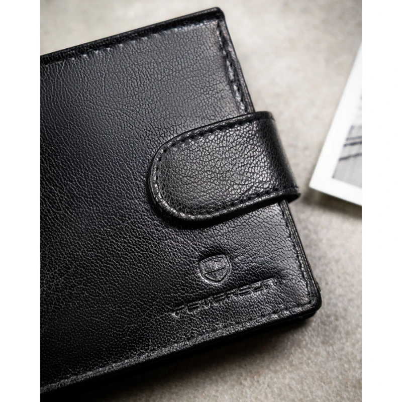 Poziomy portfel męski ze skóry naturalnej w czarnym kolorze w zestawie z brelokiem - Peterson