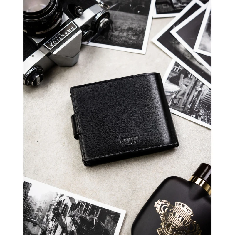 Poziomy portfel męski ze skóry naturalnej w czarnym kolorze w zestawie z brelokiem - Peterson