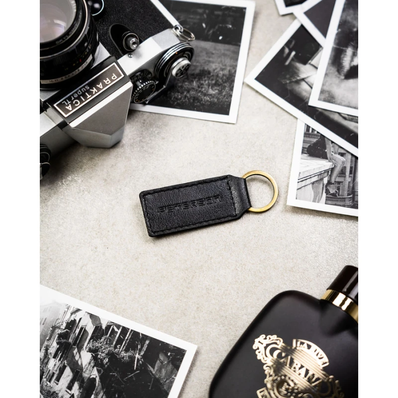 Poziomy portfel męski ze skóry naturalnej w czarnym kolorze w zestawie z brelokiem - Peterson
