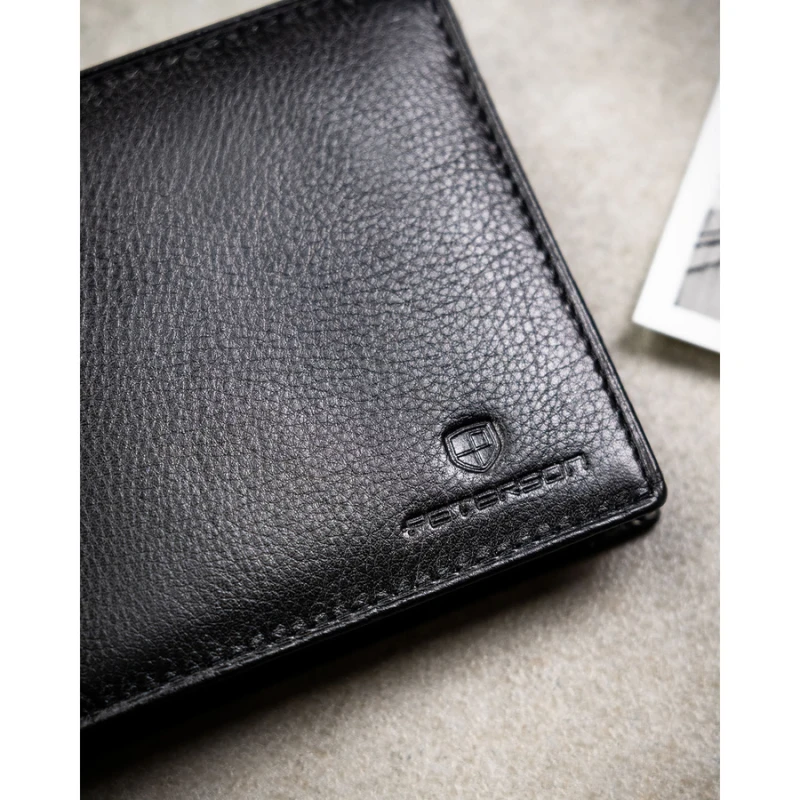 Poziomy, duży portfel męski ze skóry naturalnej w czarnym kolorze w zestawie z brelokiem - Peterson