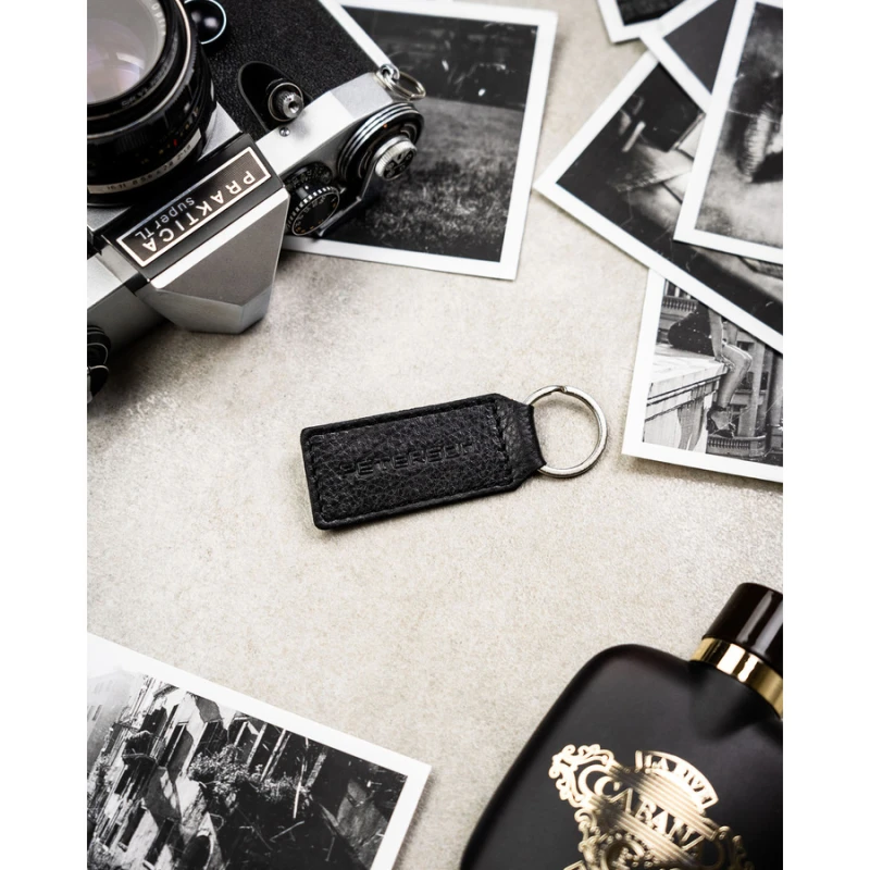 Poziomy, duży portfel męski ze skóry naturalnej w czarnym kolorze w zestawie z brelokiem - Peterson