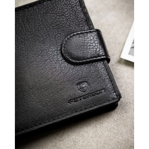 Poziomy, duży portfel męski ze skóry naturalnej w czarnym kolorze zamykany na zatrzask, w zestawie z brelokiem - Peterson