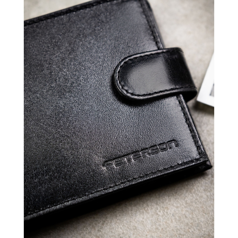 Poziomy, duży portfel męski ze skóry naturalnej w czarnym kolorze zamykany na zatrzask, w zestawie z brelokiem - Peterson