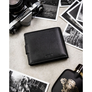 Poziomy, duży portfel męski ze skóry naturalnej w czarnym kolorze zamykany na zatrzask, w zestawie z brelokiem - Peterson