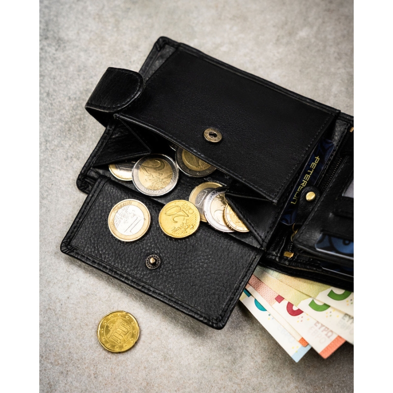 Poziomy, duży portfel męski ze skóry naturalnej w czarnym kolorze zamykany na zatrzask, w zestawie z brelokiem - Peterson