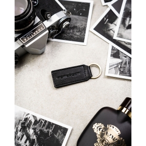 Poziomy, duży portfel męski ze skóry naturalnej w czarnym kolorze zamykany na zatrzask, w zestawie z brelokiem - Peterson