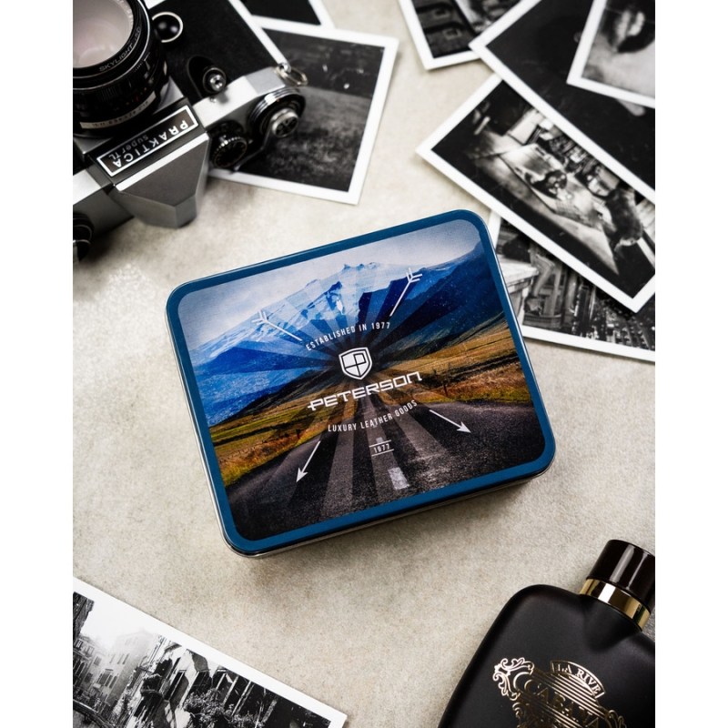 Poziomy, duży portfel męski ze skóry naturalnej w czarnym kolorze zamykany na zatrzask, w zestawie z brelokiem - Peterson