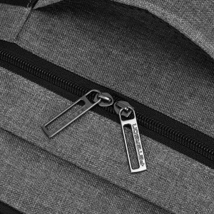 Podróżny plecak z poliestru w szarym kolorze, wyposażony w dopinany pasek - Peterson