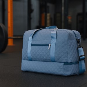 Torba treningowa Peterson w kolorze jasnoniebieskim pokazana z tyłu. Zewnętrzna kieszeń na suwak umożliwia szybki dostęp do kluczy, telefonu lub dokumentów