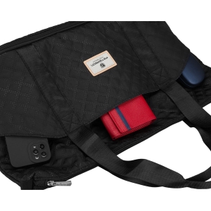 Pojemne wnętrze torby treningowej Peterson z kieszeniami ułatwiającymi organizację odzieży i akcesoriów sportowych