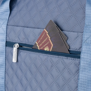 Treningowa torba wykonana z poliestru w niebieskim kolorze, wyposażona w uchwyt na walizkę - Peterson