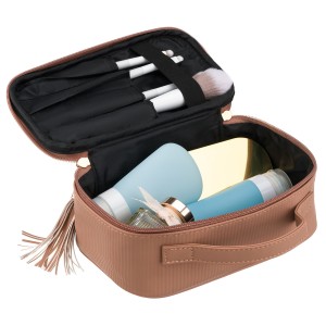 Jednokomorowa kosmetyczka z tkaniny syntetycznej w beżowym kolorze wyposażona praktyczny uchwyt - Peterson