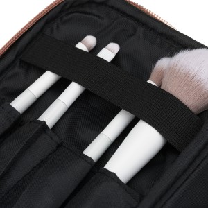 Jednokomorowa kosmetyczka z tkaniny syntetycznej w beżowym kolorze wyposażona praktyczny uchwyt - Peterson