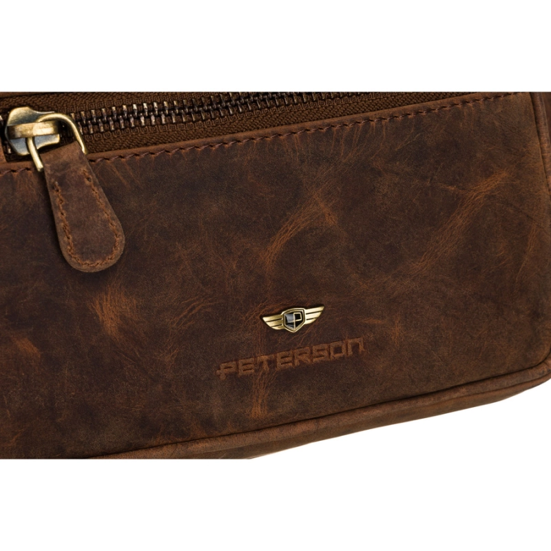 Skórzana, pojemna saszetka męska w brązowym kolorze - Peterson