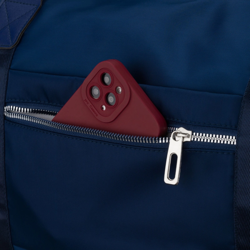 Zewnętrzna kieszeń na suwak w granatowej torbie sportowej Peterson