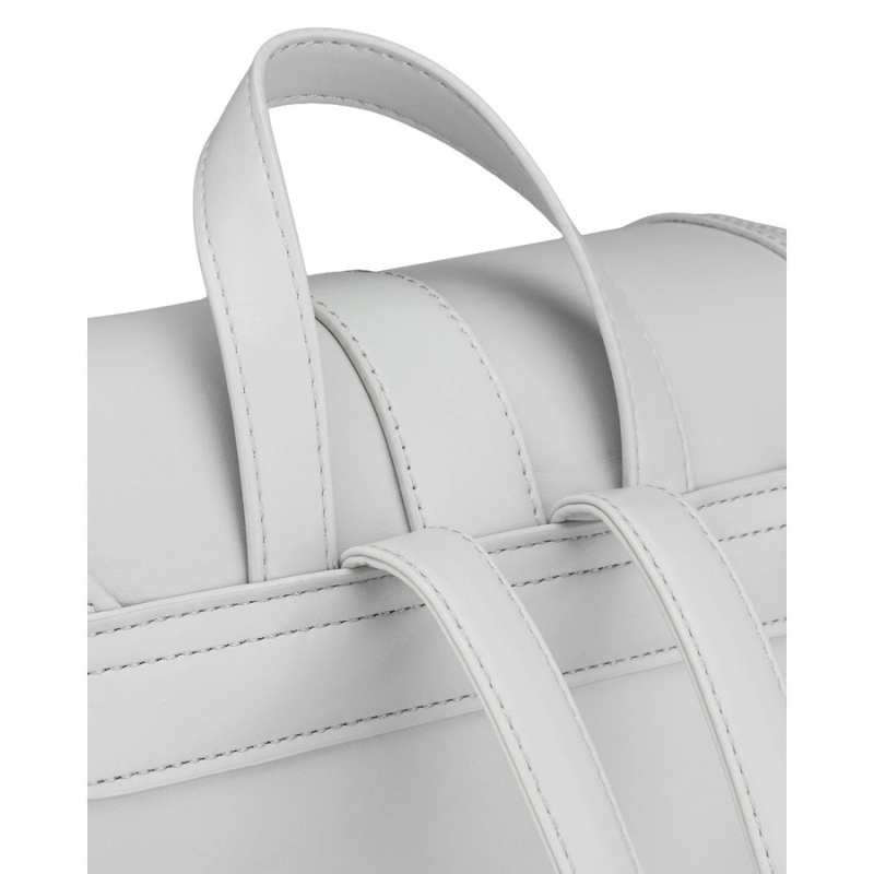 Pojemny plecak damski ze skóry ekologicznej w szarym kolorze wyposażony w nóżki ochronne - Rovicky