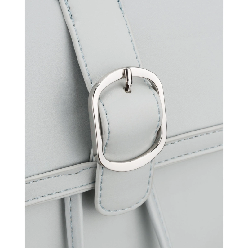 Pojemny plecak damski ze skóry ekologicznej w szarym kolorze wyposażony w nóżki ochronne - Rovicky