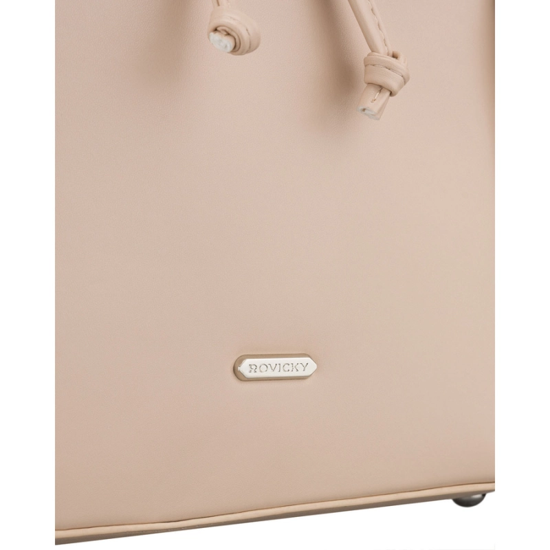 Beżowy, niewielki plecak damski ze skóry ekologicznej wyposażony w nóżki ochronne - Rovicky