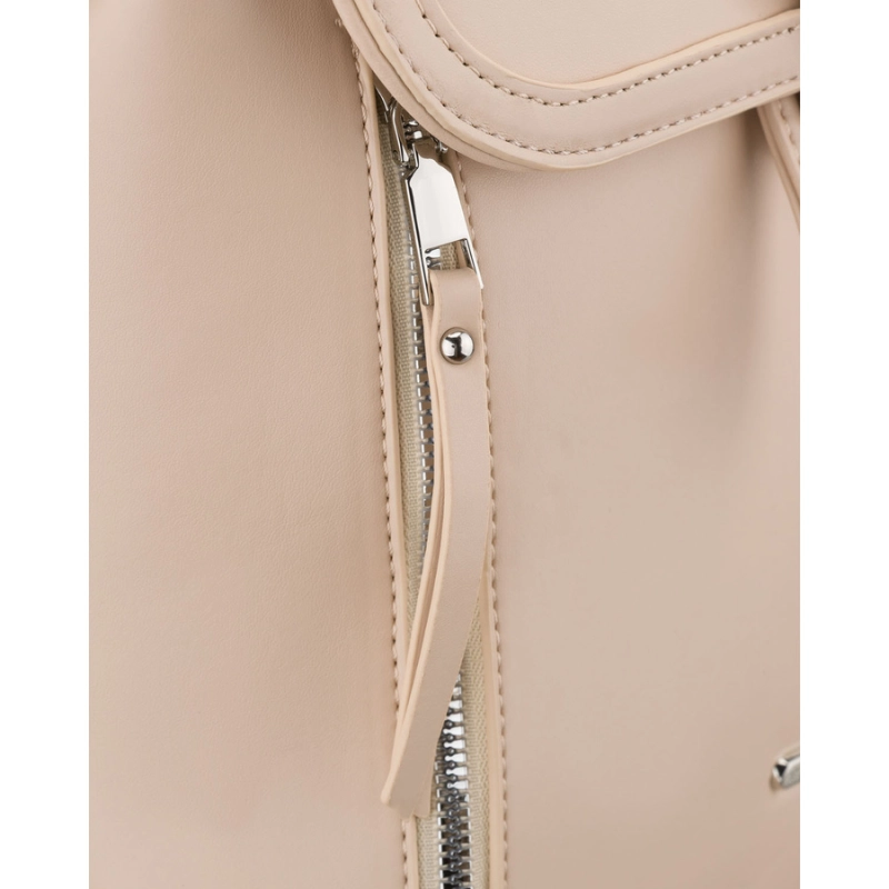 Beżowy, niewielki plecak damski ze skóry ekologicznej wyposażony w nóżki ochronne - Rovicky