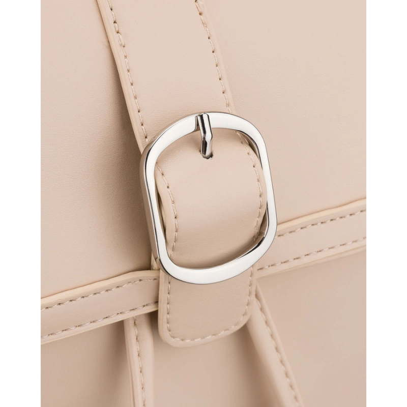 Beżowy, niewielki plecak damski ze skóry ekologicznej wyposażony w nóżki ochronne - Rovicky