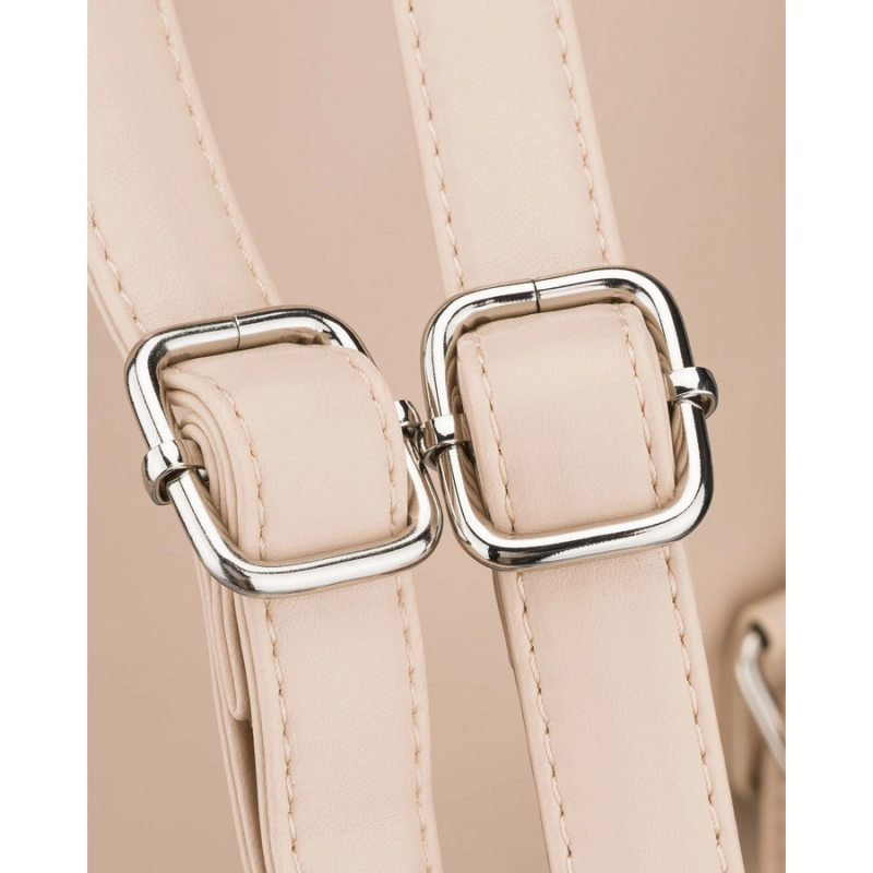 Beżowy, niewielki plecak damski ze skóry ekologicznej wyposażony w nóżki ochronne - Rovicky