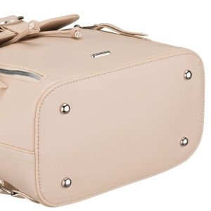 Beżowy, niewielki plecak damski ze skóry ekologicznej wyposażony w nóżki ochronne - Rovicky