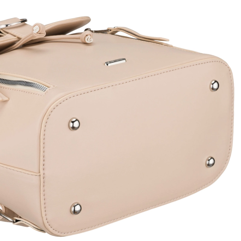 Beżowy, niewielki plecak damski ze skóry ekologicznej wyposażony w nóżki ochronne - Rovicky