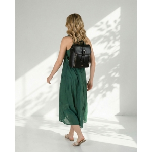 Czarny plecak damski Rovicky noszony na plecach – styl miejski casual