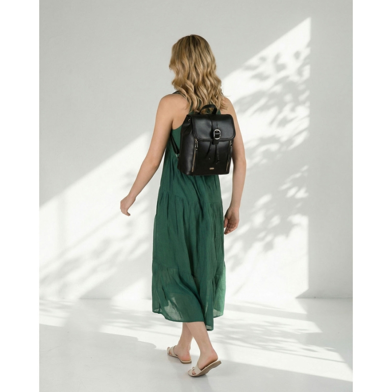 Czarny plecak damski Rovicky noszony na plecach – styl miejski casual