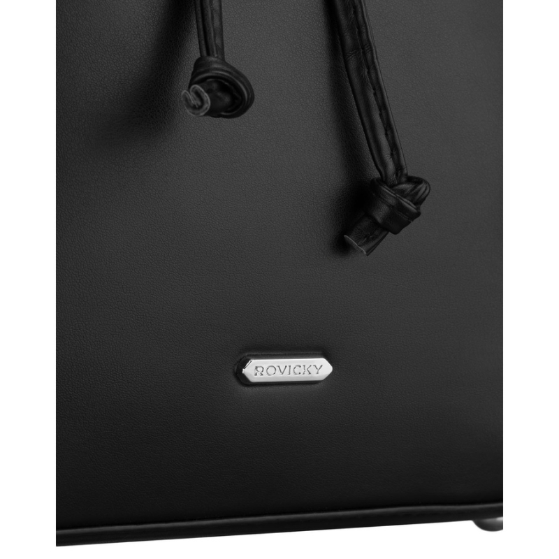 Czarny, niewielki plecak damski ze skóry ekologicznej wyposażony w nóżki ochronne - Rovicky