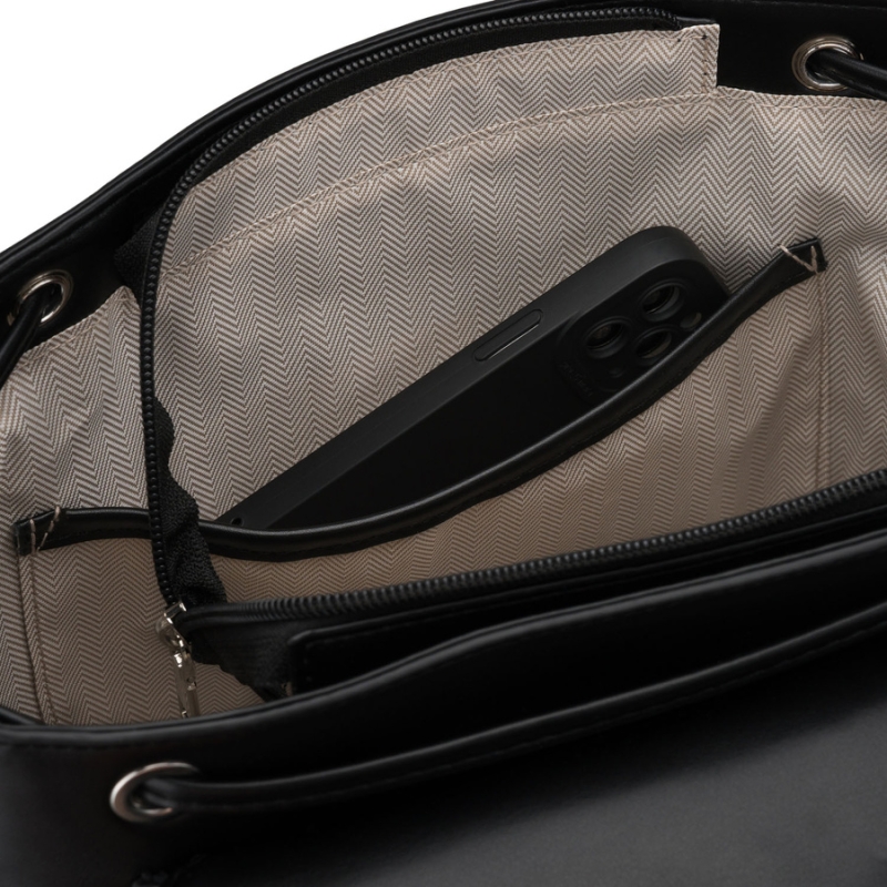 Plecak damski Rovicky ze skóry ekologicznej – wnętrze z kieszeniami