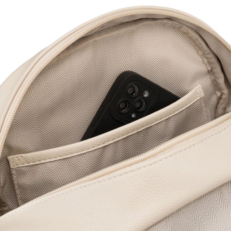 Jasnobeżowy plecak damski – wnętrze z kieszeniami i podszewką