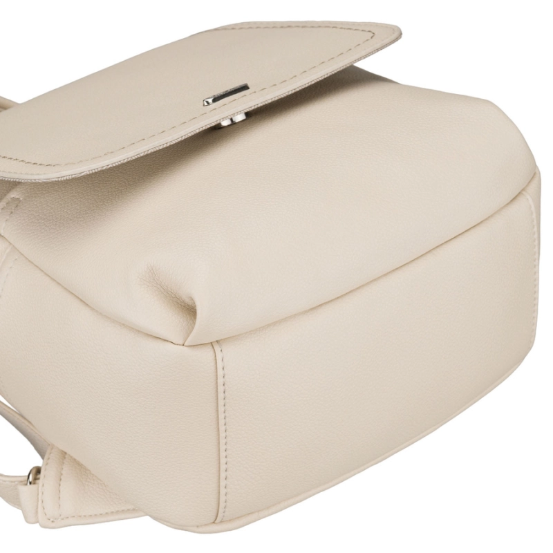 Jasnobeżowy plecak damski miejski – detal wykończenia