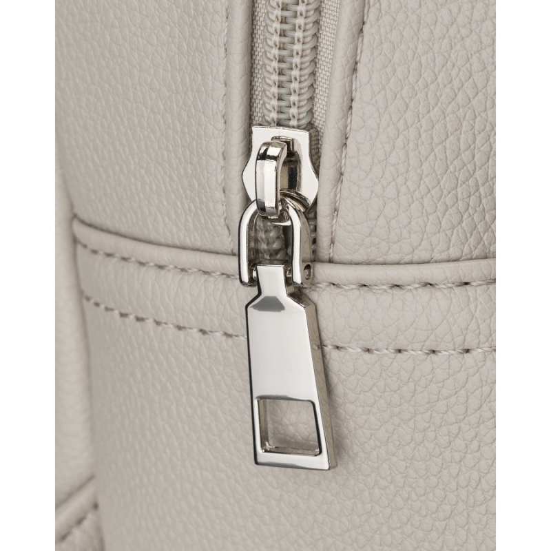 Szary plecak damski ze skóry ekologicznej – detal wykończenia