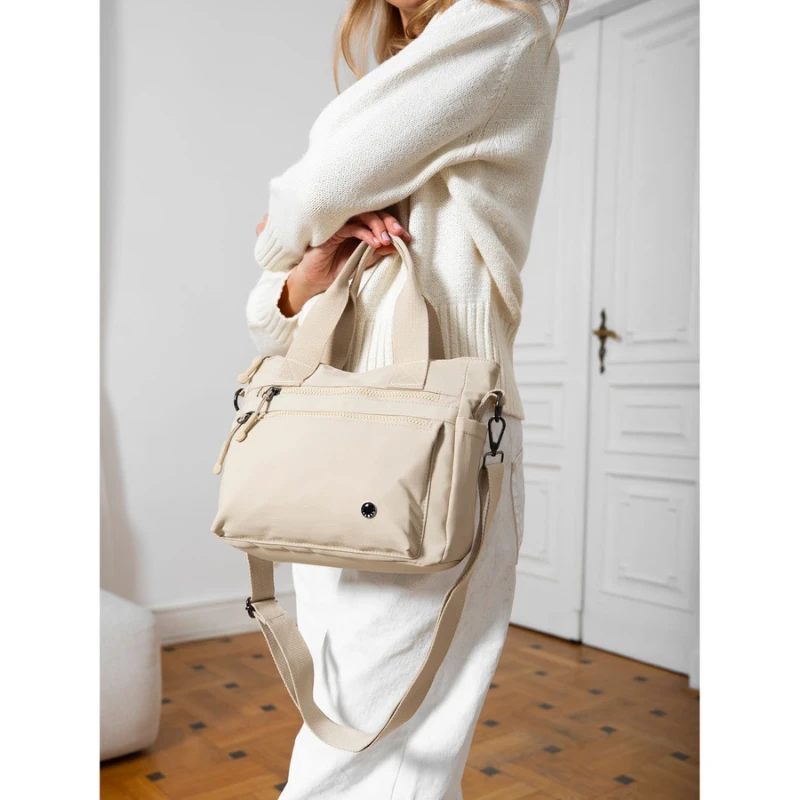 Niewielka shopperka damska z poliestru w beżowym kolorze z dopinanym paskiem - Peterson