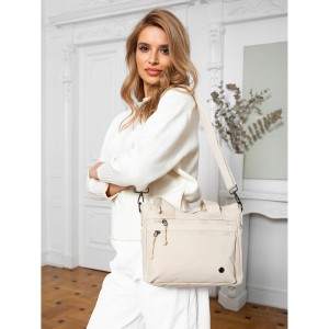 Niewielka shopperka damska z poliestru w beżowym kolorze z dopinanym paskiem - Peterson